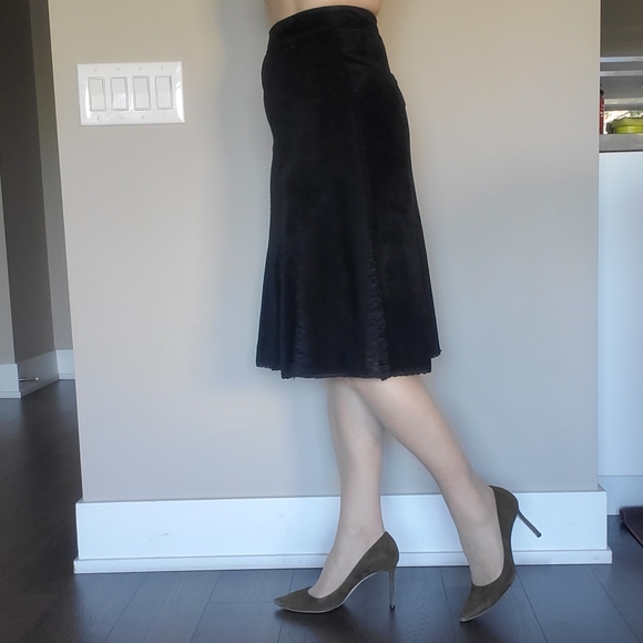 ๐ HOST PICK ๐ Danier Suede A-line Skirt - Picture 8 of 17